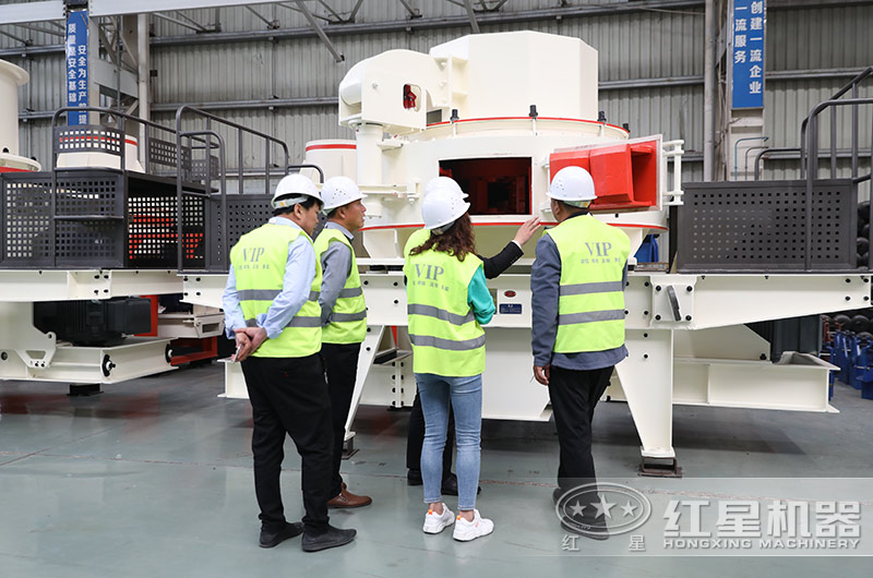 客戶來廠考察制砂機跟拍圖